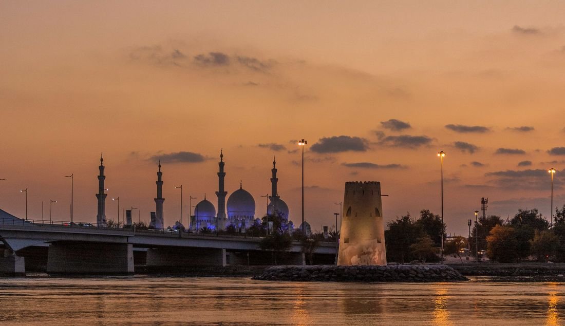 Sheikh Zayed Grand Mosque in Abu Dhabi at sunset